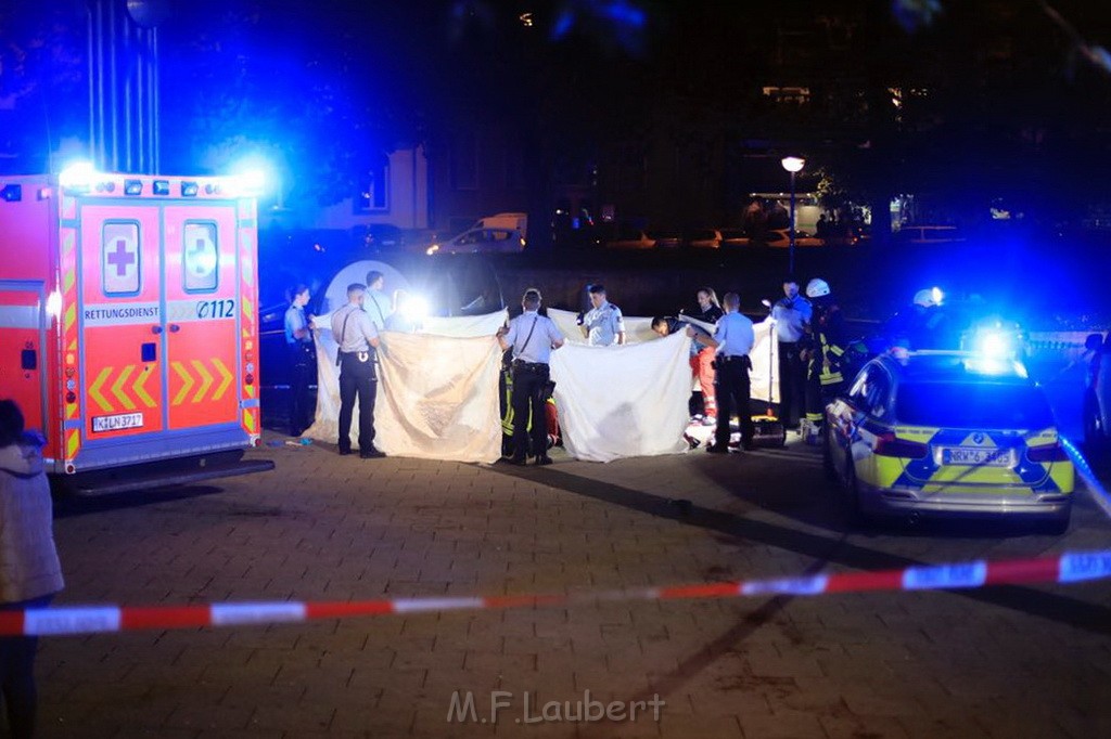 Einsatz BF Messerstecherei Koeln Neustadt Nord Eberplatz Platzmitte P006.jpg